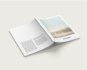 Softcover Fotobuch mit Rücken nach oben aufgeschlagen